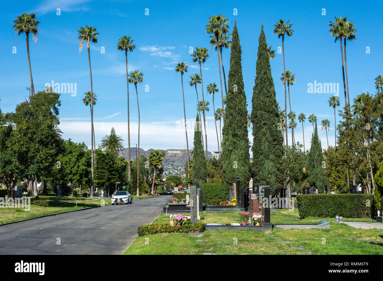 Los Angeles, Californie, États-Unis d'Amérique - 8 janvier 2017. Vue sur Hollywood Forever Cemetery à Los Angeles, CA, de tombes, de voiture et d'Hollyw Banque D'Images