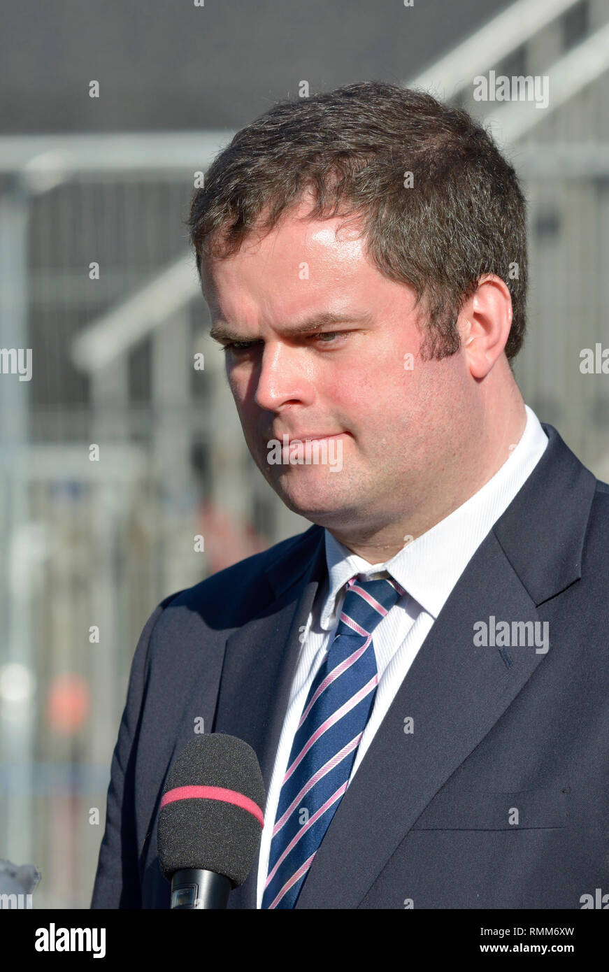 Kevin Foster MP (Conservateur : Torbay) interviewé sur College Green, Westminster Banque D'Images