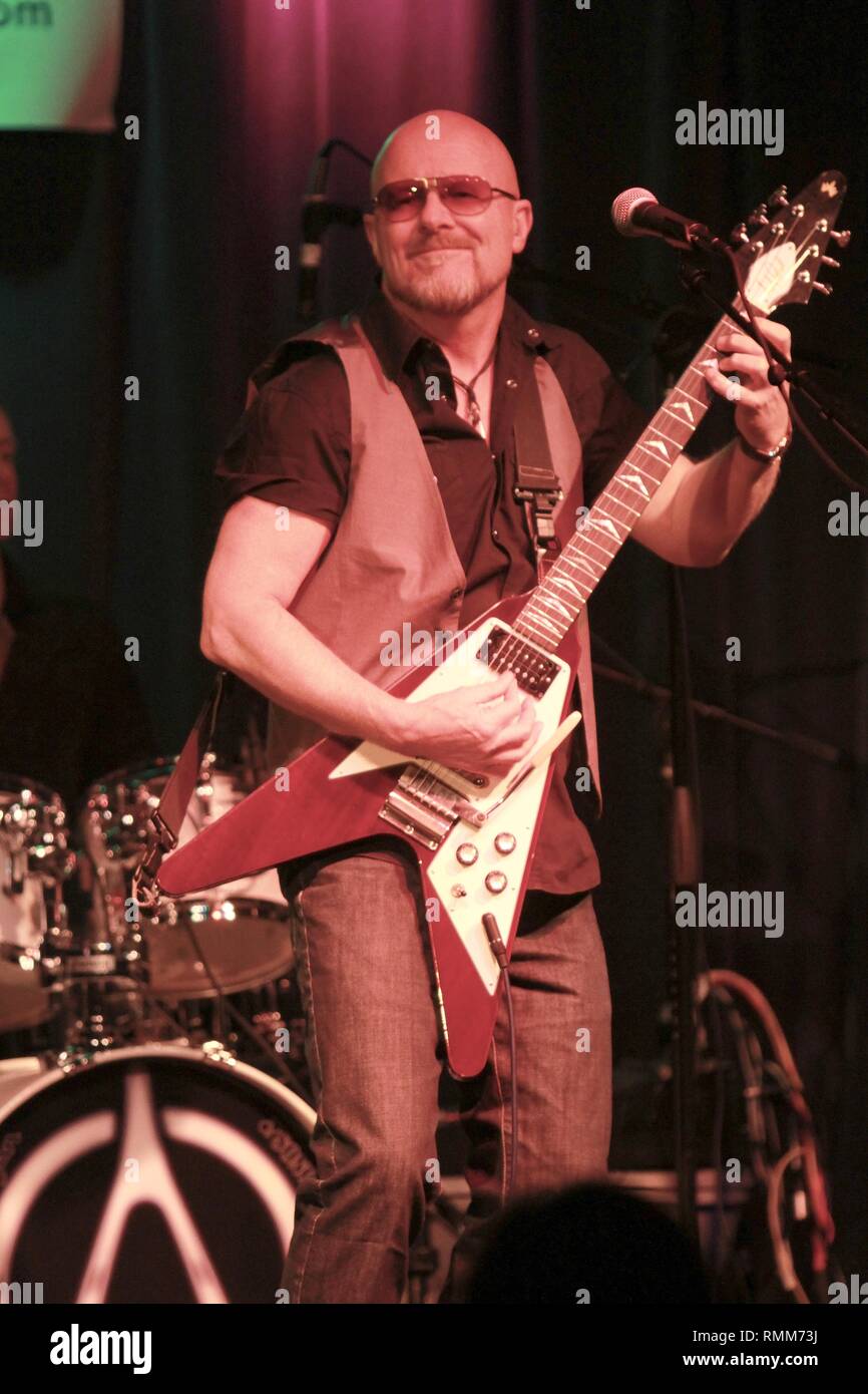 Chanteur, auteur-compositeur et guitariste Andy Powell est montré sur scène pendant un concert 'live' apparence avec Wishbone Ash. Banque D'Images