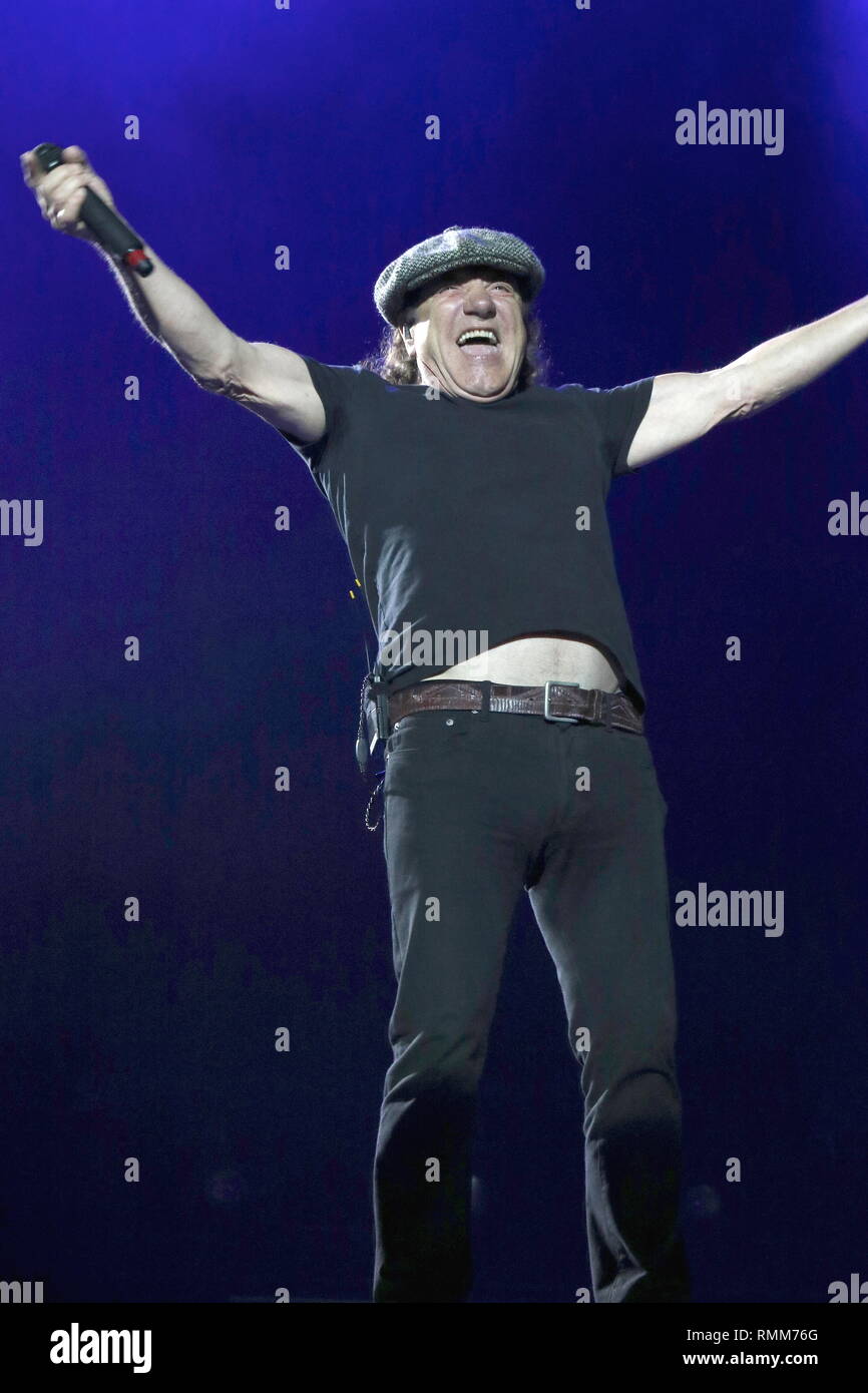 Singer Brian Johnson est montré sur scène pendant un concert live l'apparence avec Ac Dc. Banque D'Images
