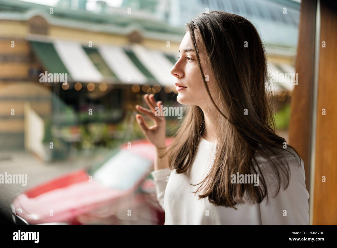 Femme à la recherche d'une fenêtre Banque D'Images