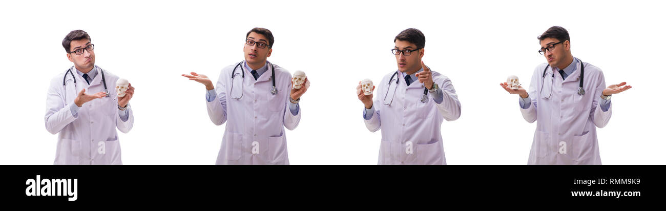 Jeune homme médecin avec squelette isolated on white Banque D'Images