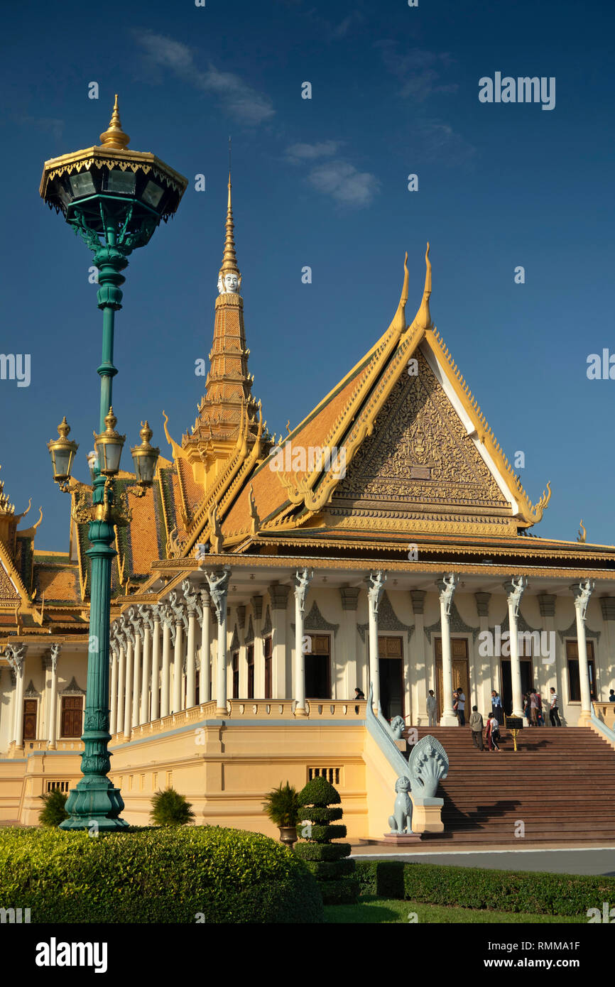 Cambodge, Phnom Penh, centre-ville, du Palais Royal, de la salle du trône avec les visiteurs sur les mesures de porte principale Banque D'Images