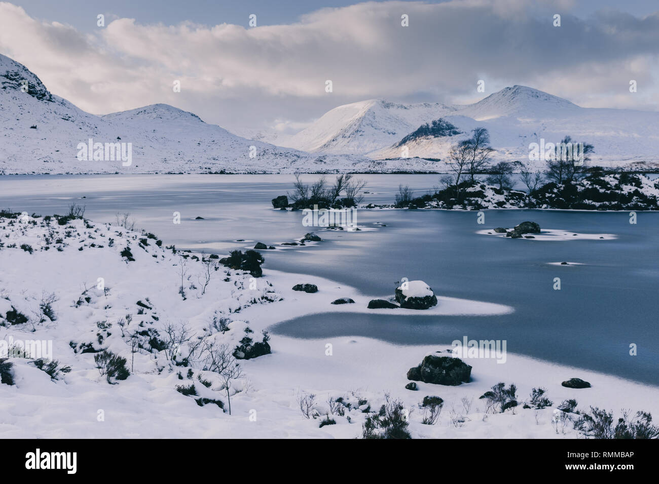 Un frozen Rannoch Moor hiver neige paysage en Ecosse Glencoe Banque D'Images