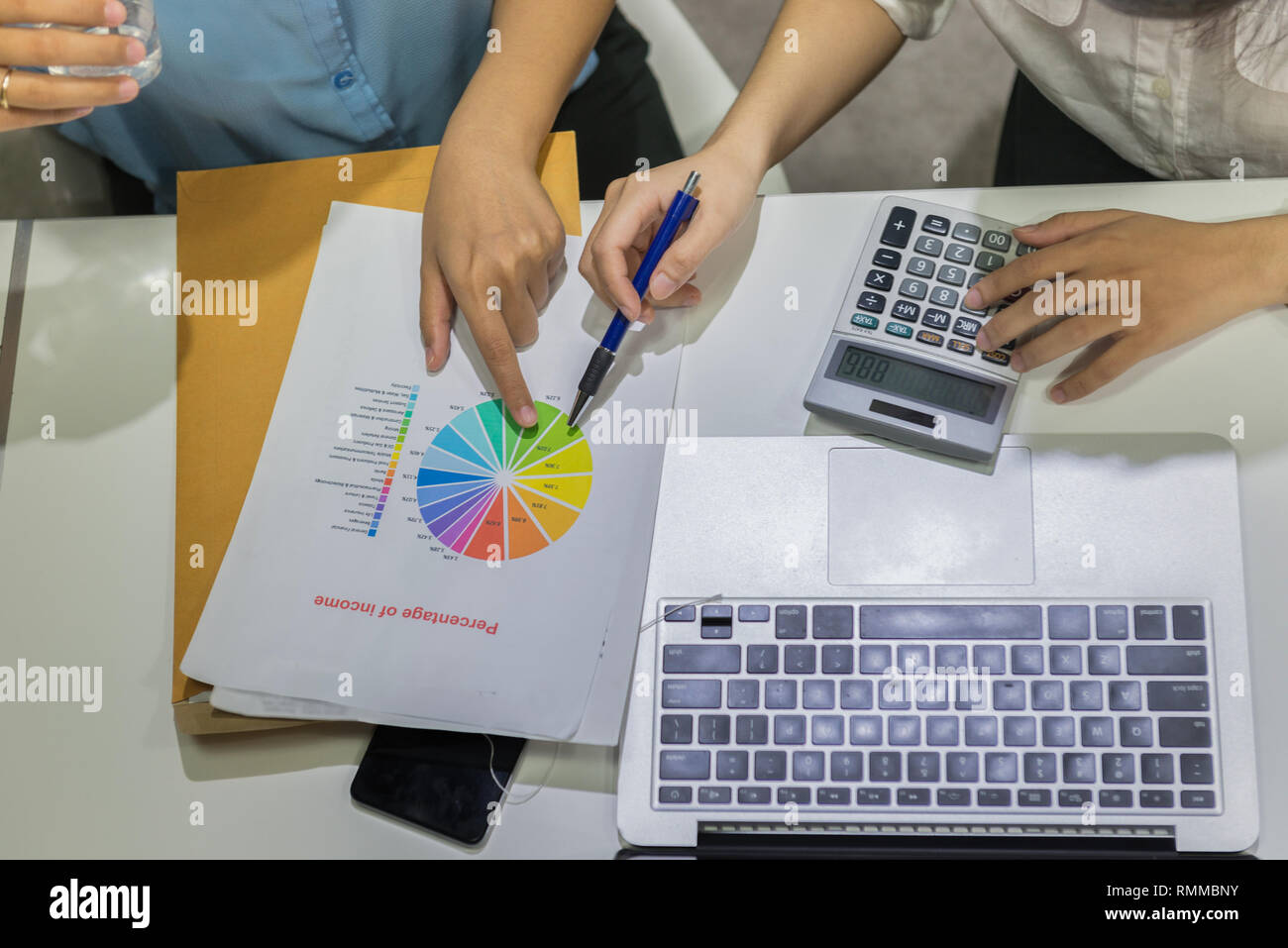 High angle view of businesswomen part discuter sur les rapports financiers Banque D'Images