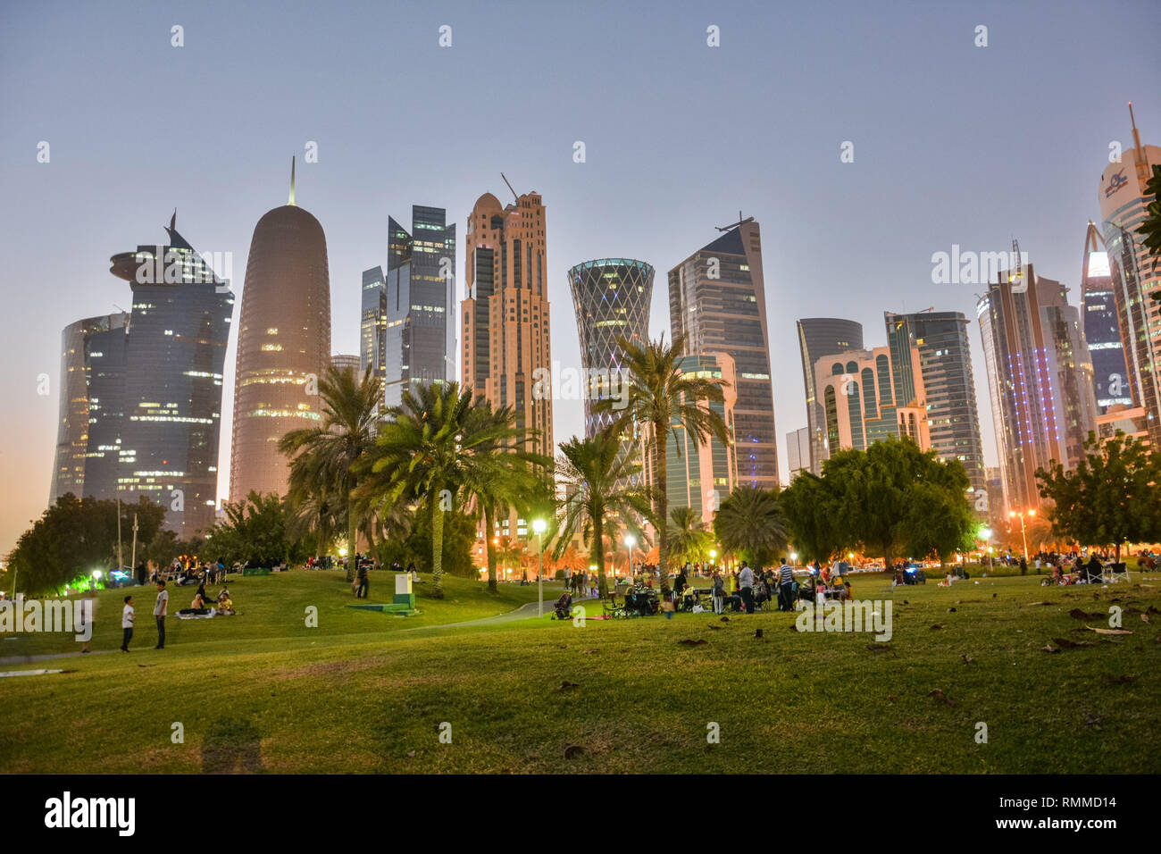 Doha, Qatar - 4 novembre, 2016. Parc le long du front de mer de la Corniche de Doha, avec des gens et gratte-ciel en arrière-plan. Banque D'Images