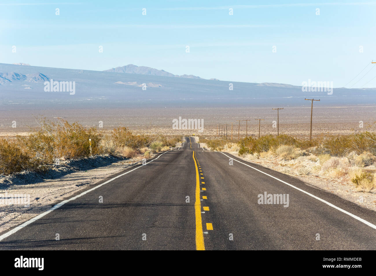 Route dans le désert de Mojave en Californie. Banque D'Images
