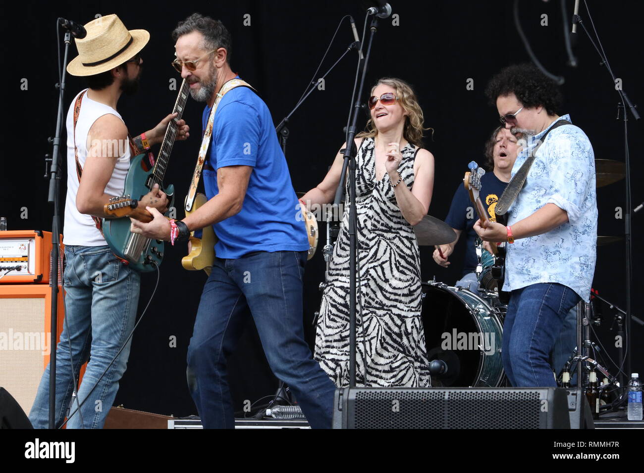 Hippy de déclenchement sont montré coincé ensemble sur scène pendant un concert en direct de l'apparence. Banque D'Images