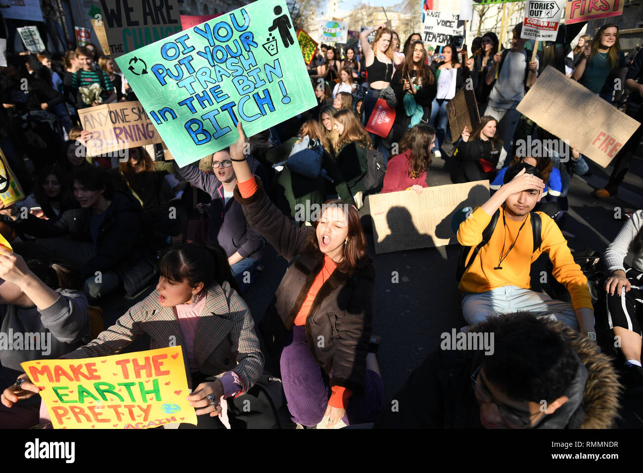 Les jeunes étudiants de la grève 4 mouvement climatique dans Whitehall au cours d'une protestation contre le changement climatique à Westminster, Londres. Banque D'Images