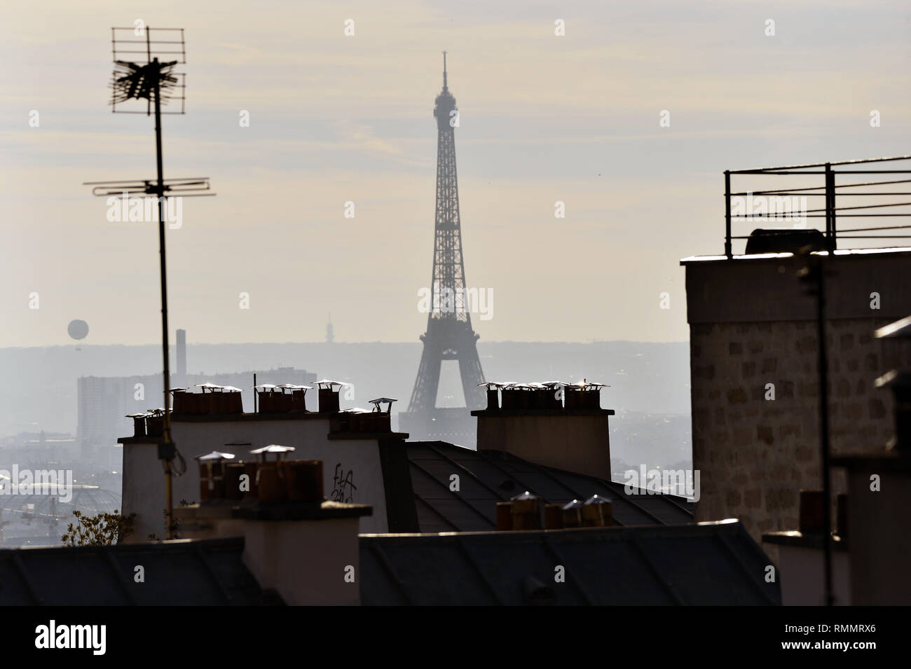 La Tour Eiffel dans la brume, vue de Montmartre - Paris - France Banque D'Images
