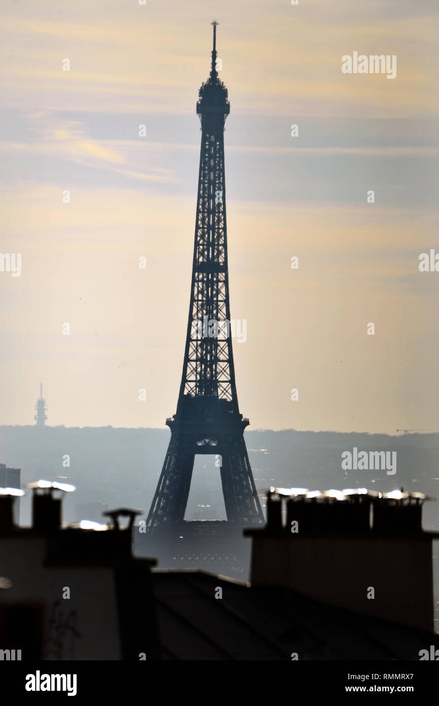 La Tour Eiffel dans la brume, vue de Montmartre - Paris - France Banque D'Images