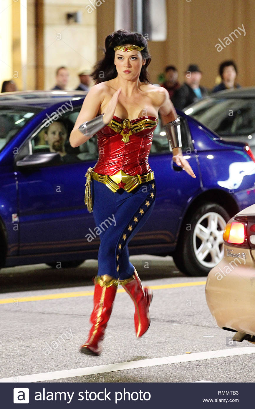 Hollywood, CA , Actrice Adrianne Palicki suits comme la nouvelle \u0027Wonder Woman\u0027 de nouveau comme elle filme