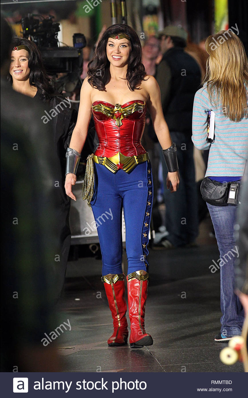 Hollywood, CA , Actrice Adrianne Palicki suits comme la nouvelle \u0027Wonder Woman\u0027 de nouveau comme elle filme