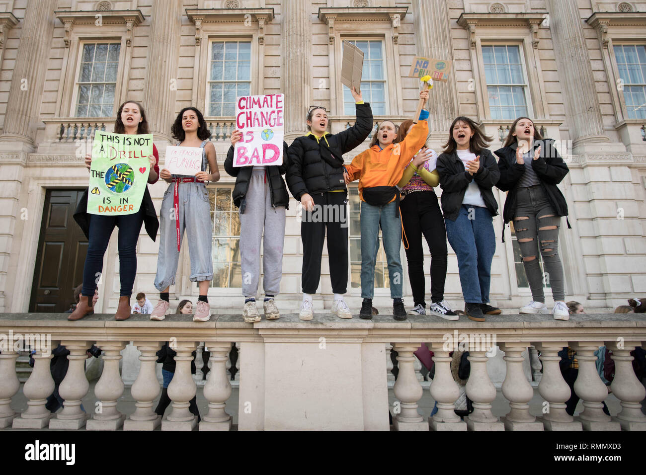 Les jeunes étudiants de la grève 4 mouvement climatique changement climatique lors d'une manifestation sur la place du Parlement à Westminster, Londres. Banque D'Images