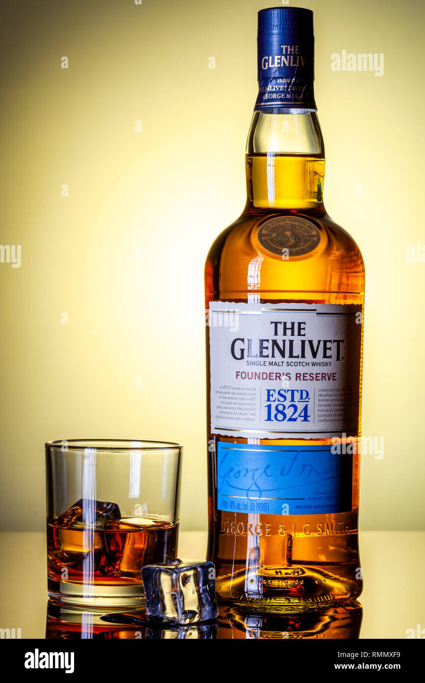 SAN ANTONIO, TX - 31 décembre 2019 - Une bouteille de la réserve du fondateur de The Glenlivet single malt scotch whisky avec du verre et de la glace sur une surface réfléchissante Banque D'Images