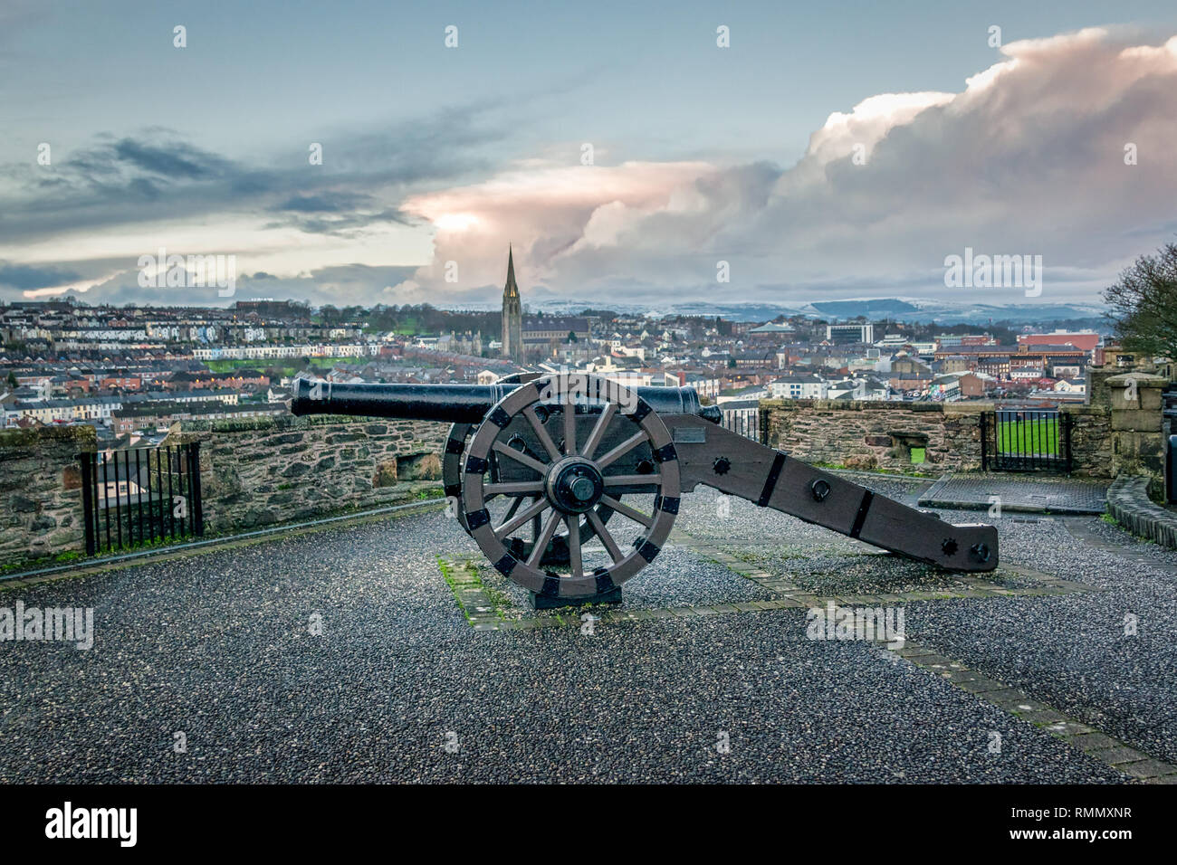 C'est une photo de l'ancien canon de siège sur les murs de Derry en Irlande du Nord Banque D'Images