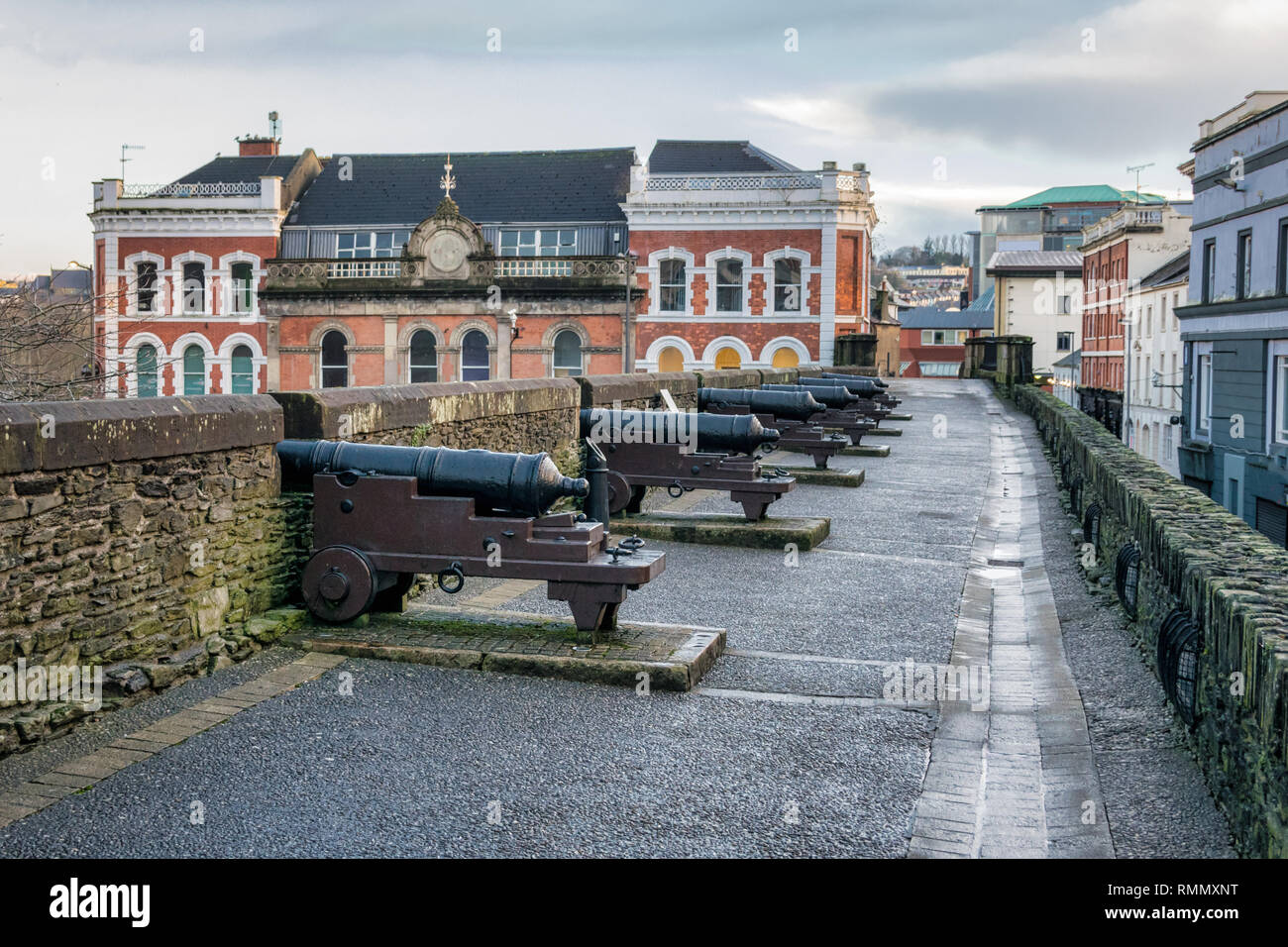 C'est une photo de l'ancien canons de siège sur les murs de Derry en Irlande du Nord Banque D'Images