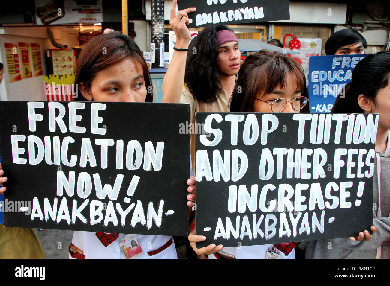 Aux Philippines. Feb 15, 2019. Divers élèves protester contre l'appel d'arrêter le retour de l'obligation de Reserve Officer Training Corps. (ROTC) et les hausses des frais de scolarité et autres frais scolaires en face de l'Université de Saint Thomas (UST) dans la ville de Manille le 15 février 2019. Selon le groupe ses dépenses supplémentaires pour leurs parents et les aurait aussi des abus sur le résultat sur les étudiants par des officiers ROTC. Credit : Gregorio B. Dantes Jr./Pacific Press/Alamy Live News Banque D'Images