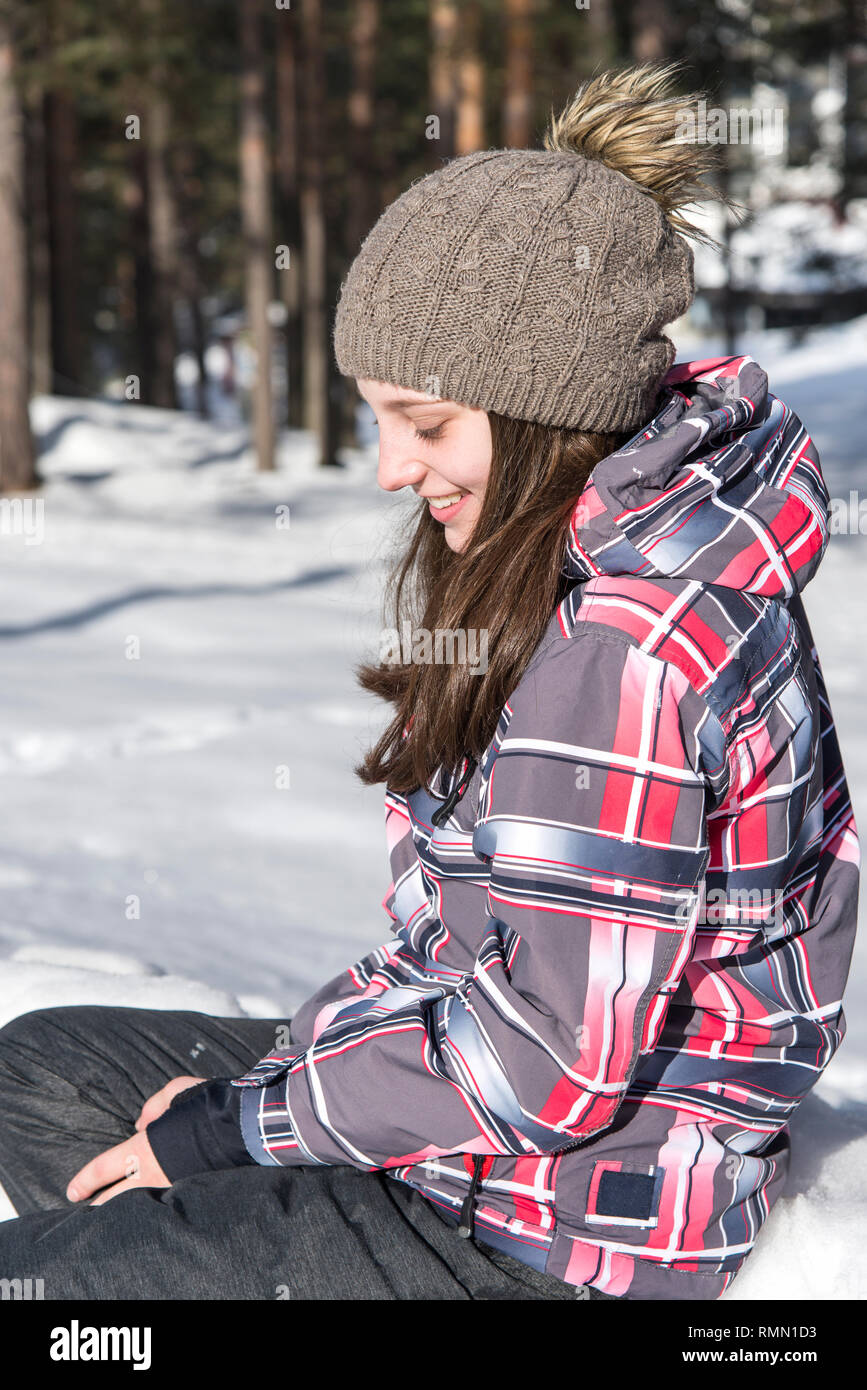 Belle et jeune fille souriante sur la neige Banque D'Images