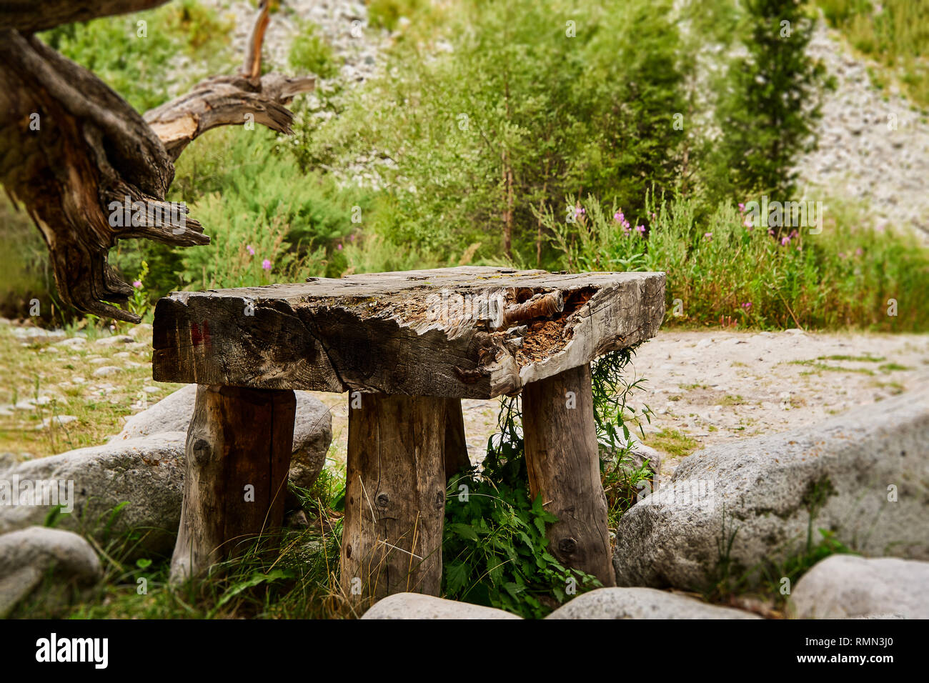 Ancienne table en bois massif avec des pierres, de pique-nique Banque D'Images