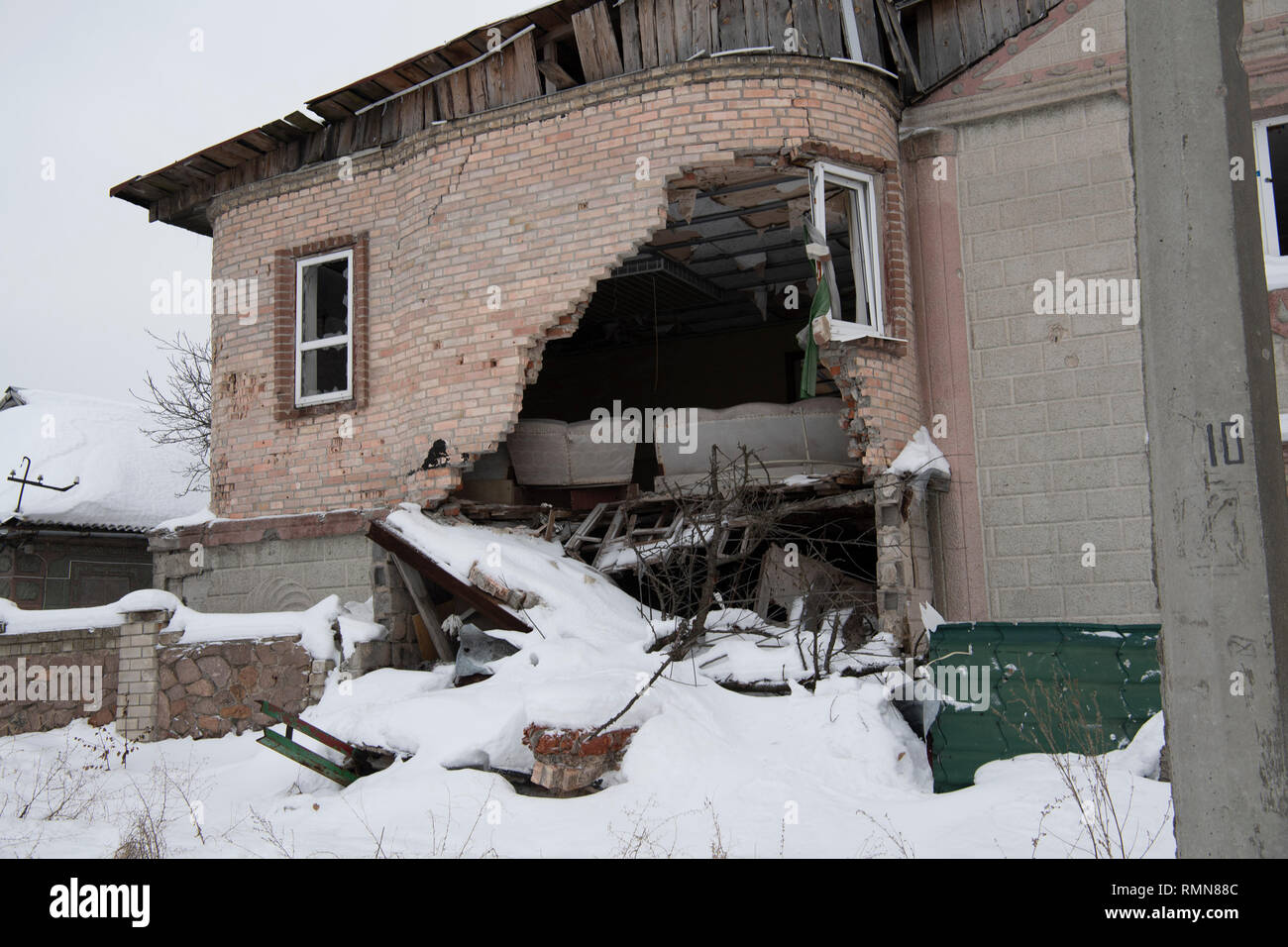 Un accueil vu avec son canapé endommagé par une bombe. La guerre entre l'armée ukrainienne et les soldats de la République populaire de Donetsk a coûté la vie à 12 000 personnes et ceux qui ont été déplacés à dépasser un million de dollars. Il escaladé en 2014. Malgré un cessez-le-feu en place, il est évident que la mort se produit toujours à partir de la prédominance, sniper, mortier et des mines. La construction de tranchées et d'autre de no-man's land, (souvent à seulement 100mt de l'autre) ont assuré une confrontation agressive mais statique. L'accord de cessez-le-feu de Minsk et de turbulence politique constante n'a fait qu'une impasse et toujours pas conclus Banque D'Images