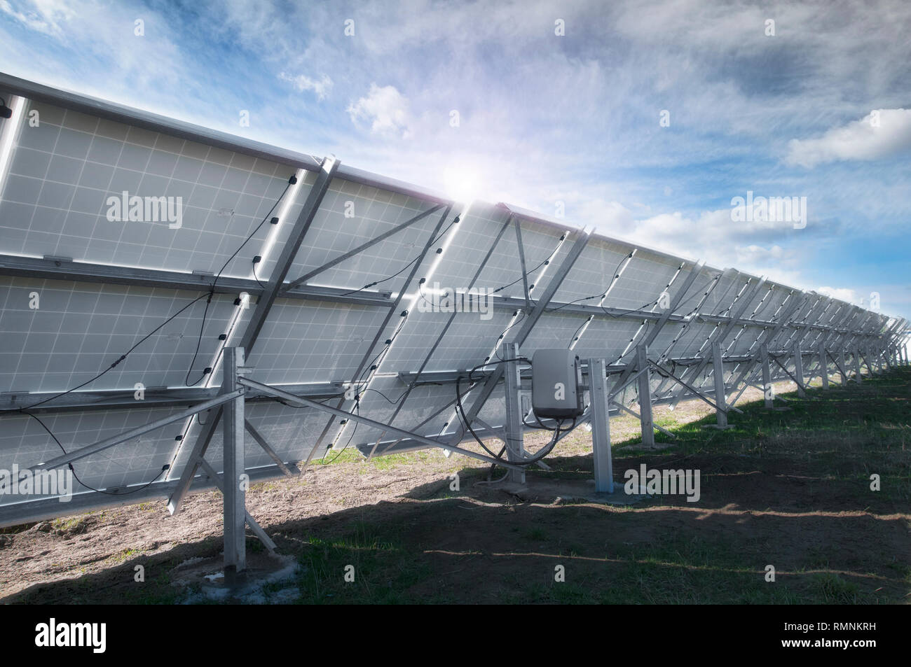 Coucher de soleil sur une centrale solaire photovoltaïque Banque D'Images