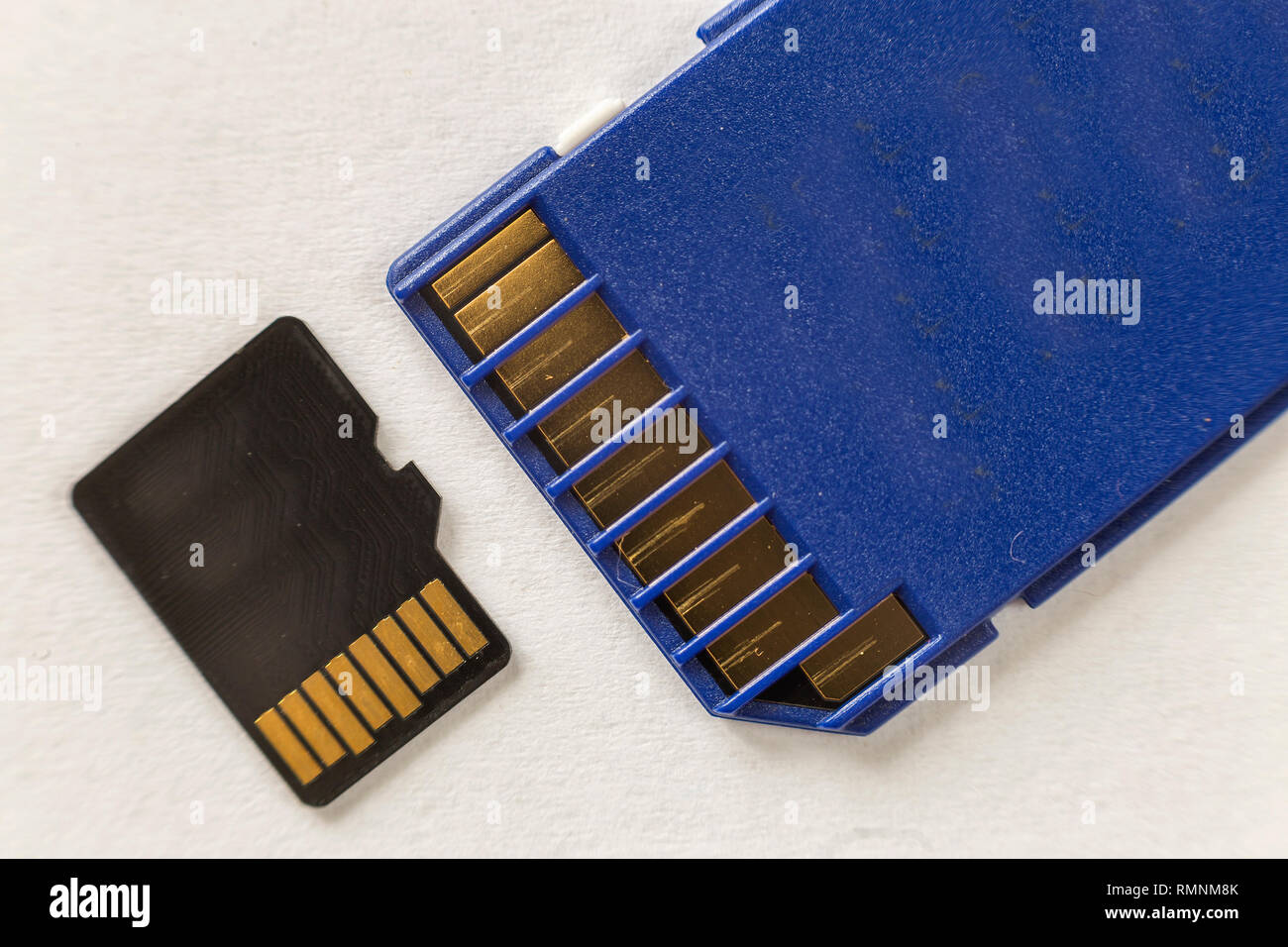 Close-up de carte mémoire micro SD et adaptateur SD isolé sur fond blanc l'espace de copie. Concept de la technologie moderne. Banque D'Images