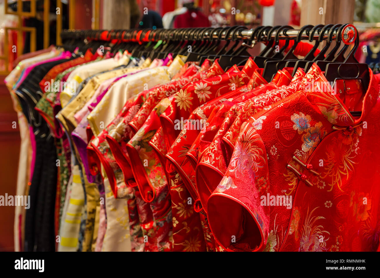 Cheongsam chinois coloré accroché à la vente pendant le Nouvel An chinois. Banque D'Images