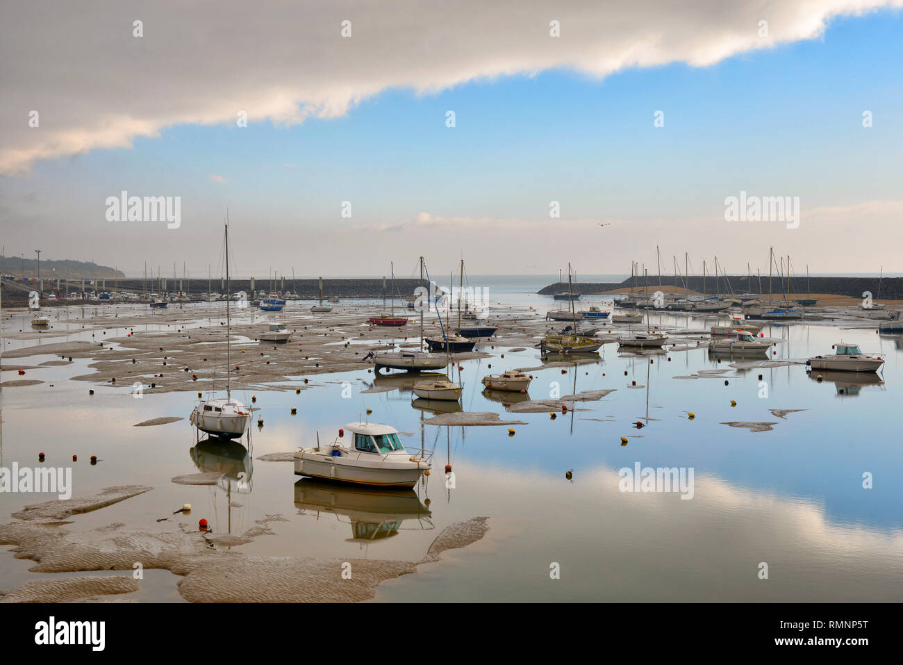 Port de plaisance à marée basse, matin, l'éclairage, Jard sur Mer, Vendée, France. Banque D'Images