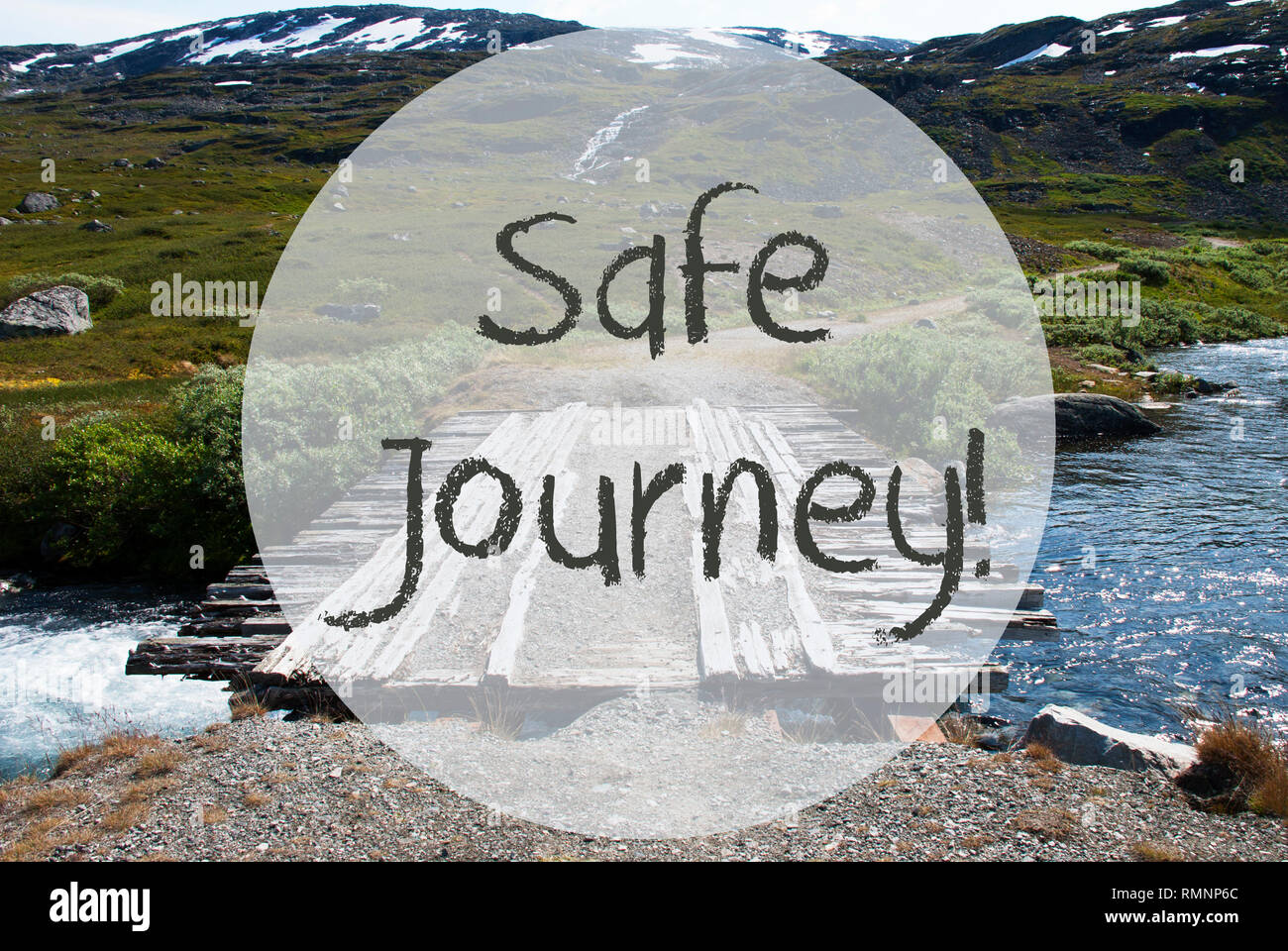 Texte anglais Bon Voyage. Pont de pied en bois en Norvège. Montagnes et la rivière pour le paysage magnifique paysage. Banque D'Images