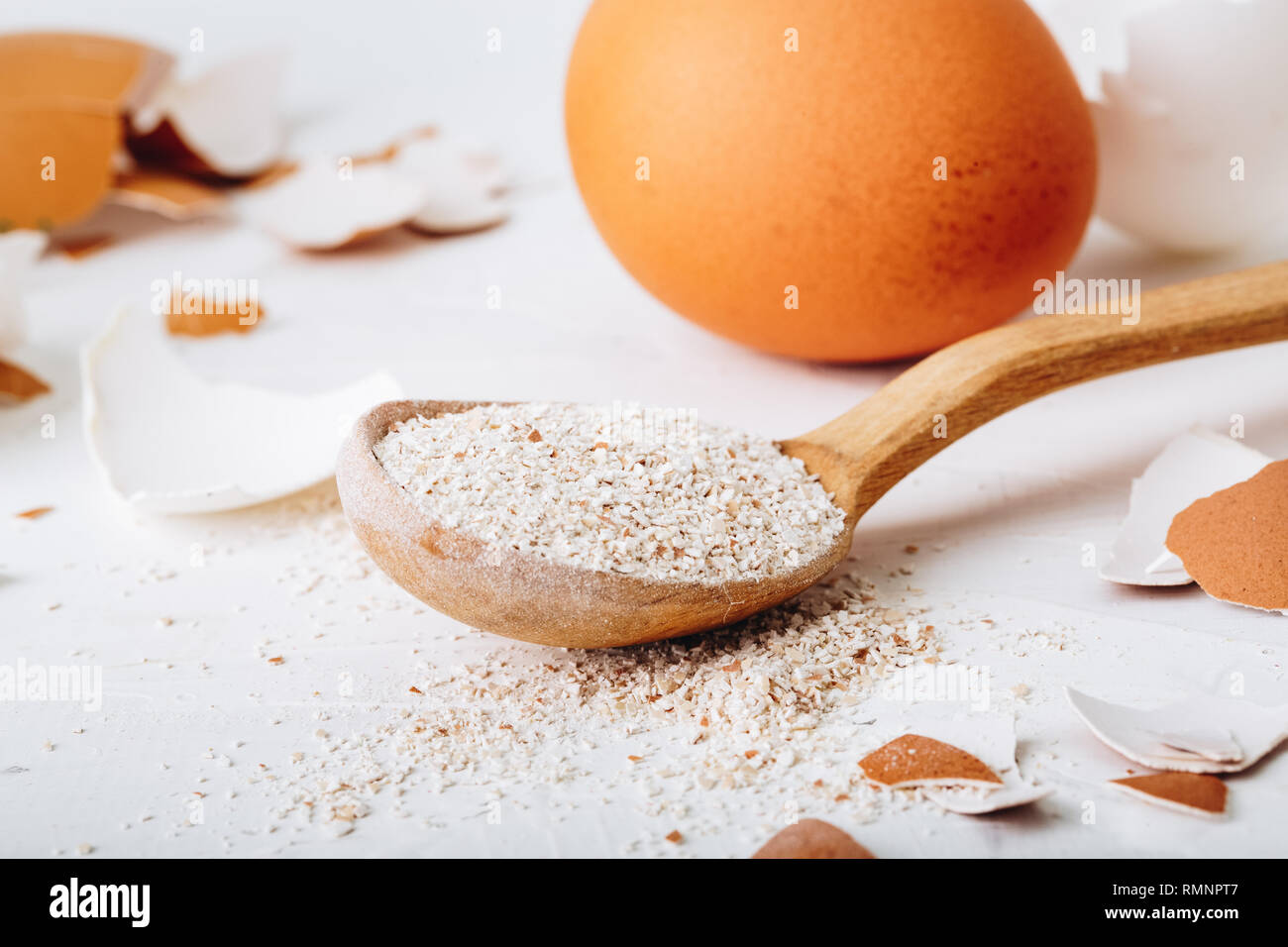 La masse de la coquille, de calcium. Mortier en marbre, des Œufs, des coquillages, du calcium Banque D'Images