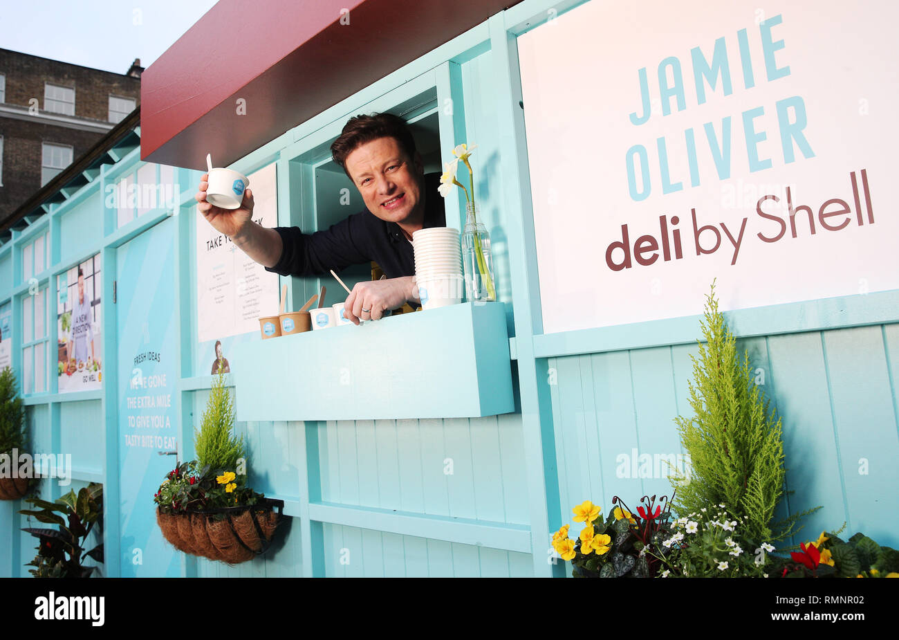 Jamie Oliver teste de nouvelles on-the-go gamme alimentaire à son plus petit eatery jusqu'à ce jour, une maison d'hébergement traditionnel cabmen à Russell Square, d'annoncer le lancement de Jamie Oliver deli par Shell, Londres. Chauffeurs et passants de la queue à un refuge pour cocher traditionnels à Russell Square, à test routier, la nouvelle gamme de Jamie Oliver deli par Shell. Le nouveau menu inclut des en-cas tels que fruits rouges Superfood Hot Pot, porridge, d'Œufs et Bacon Bean Pot chaud, méditerranéen & veggie rôti, un enveloppement à la ricotta fromage fumé et épicé salade sandwich au poulet chipotle de même qu'une nouvelle boîte de repas des enfants qui proposera un ry Banque D'Images