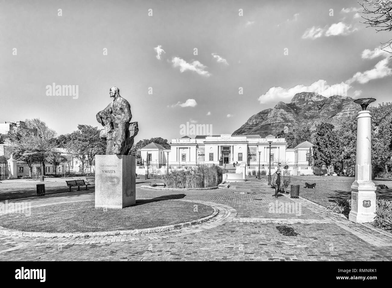 CAPE TOWN, AFRIQUE DU SUD, le 17 août 2018 : La South African National Gallery, avec une statue de Jan Smuts en face, à l'entreprise Jardins en C Banque D'Images