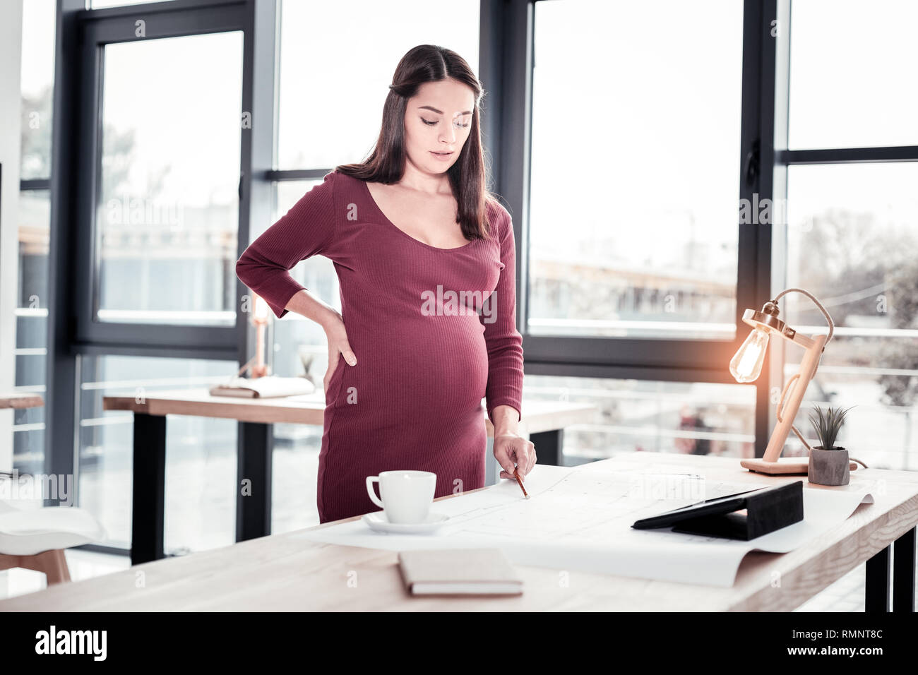 Concepteur d'enceintes. Créateur de mode belle enceintes creative sensation pendant le dessin nouveau croquis crayon tenant dans sa main Banque D'Images