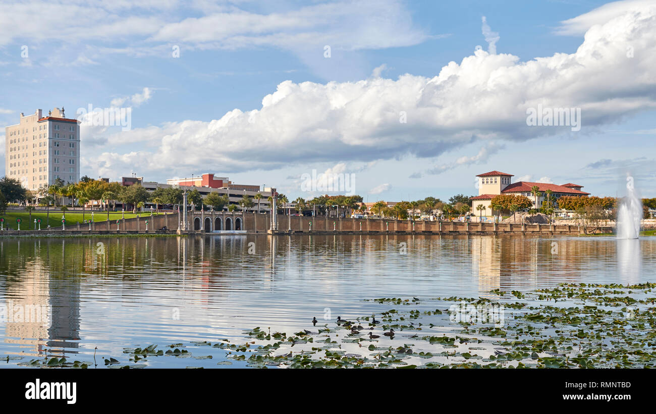 Avis de Lakeland à travers le lac Mirror Banque D'Images