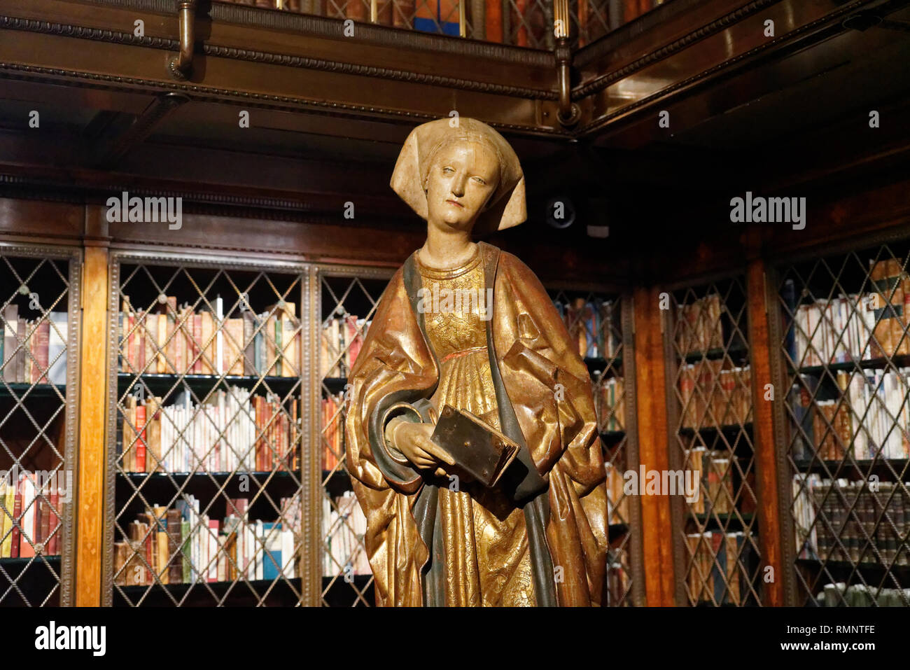 Un Allemand du 16e siècle statue de Saint Elizabeth tenant un livre est dans un coin de la bibliothèque à la Morgan Library & Museum. Banque D'Images