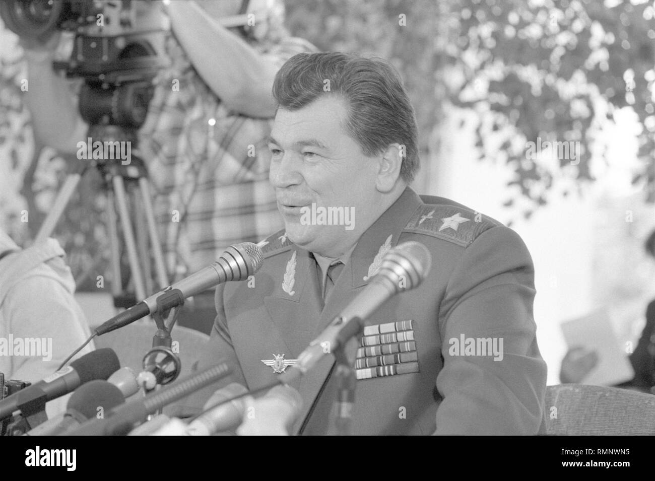 Moscou, URSS - 23 août 1991 : Le ministre de la défense de l'URSS Yevgeni Ivanovitch Shaposhnikov donne une conférence de presse de la session extraordinaire du Soviet suprême de députés du peuple de l'URSS Banque D'Images