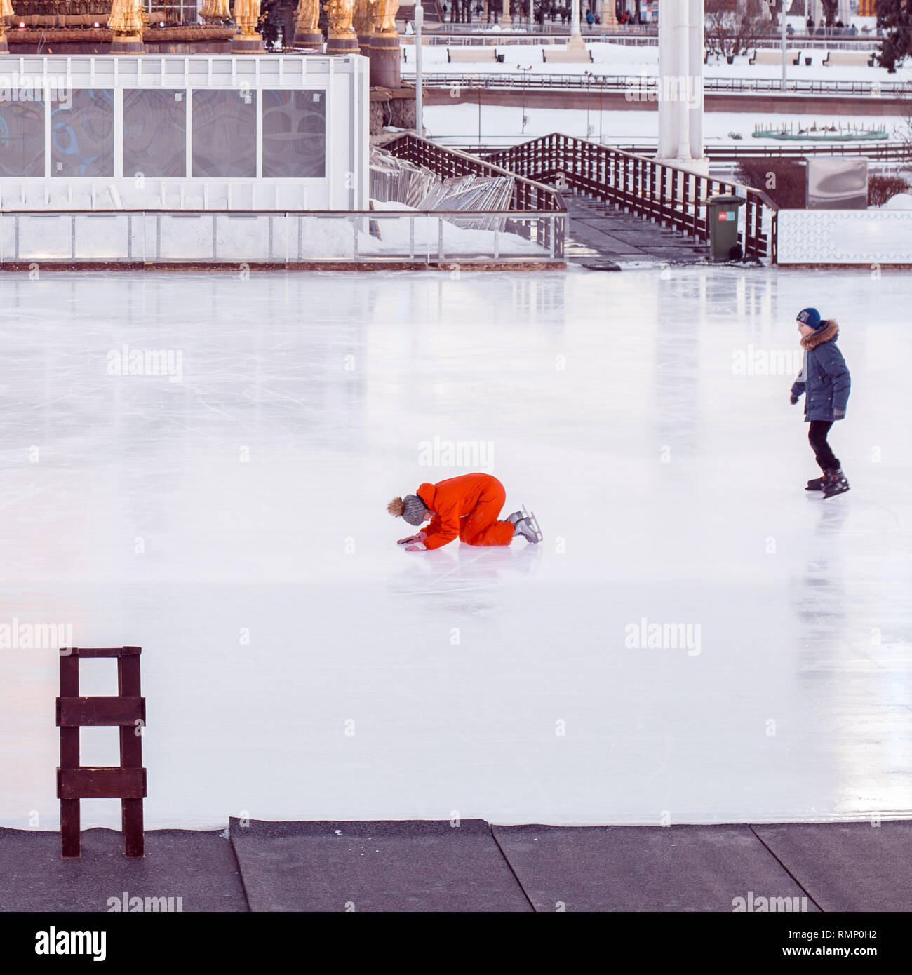 Moscou, Russie - RUSSIN 18 FÉVRIER 2016 : fille et garçon adolescents patinage sur le patinage de glace placé sur la zone à Moscou le VDNKh journée ensoleillée d'hiver, et Banque D'Images