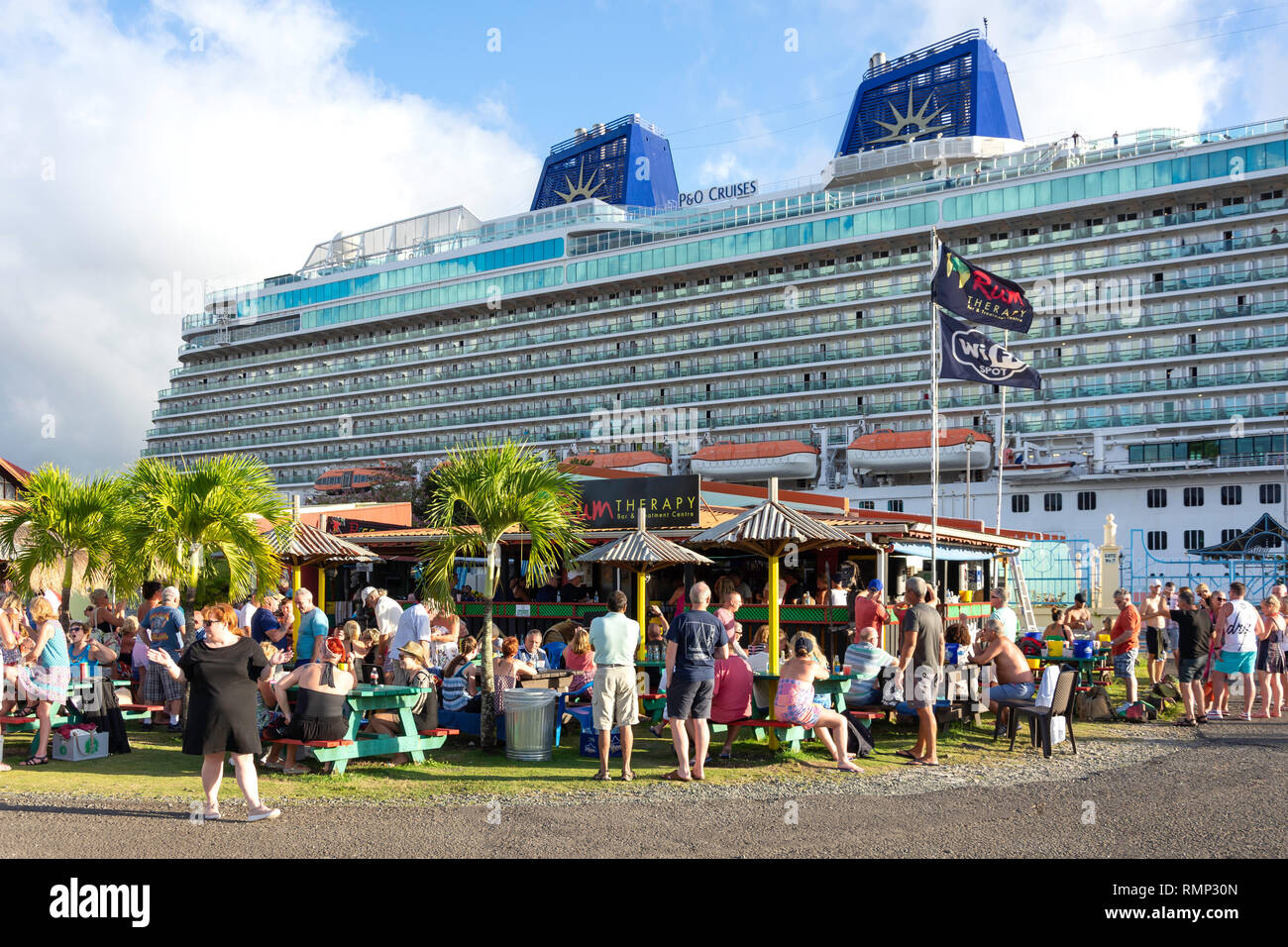 La thérapie de rhum Bar et P&O 'Britannia' bateau de croisière à Pointe Seraphine Cruise Ship Terminal, Castries, Sainte-Lucie, Lesser Antilles, Caribbean Banque D'Images