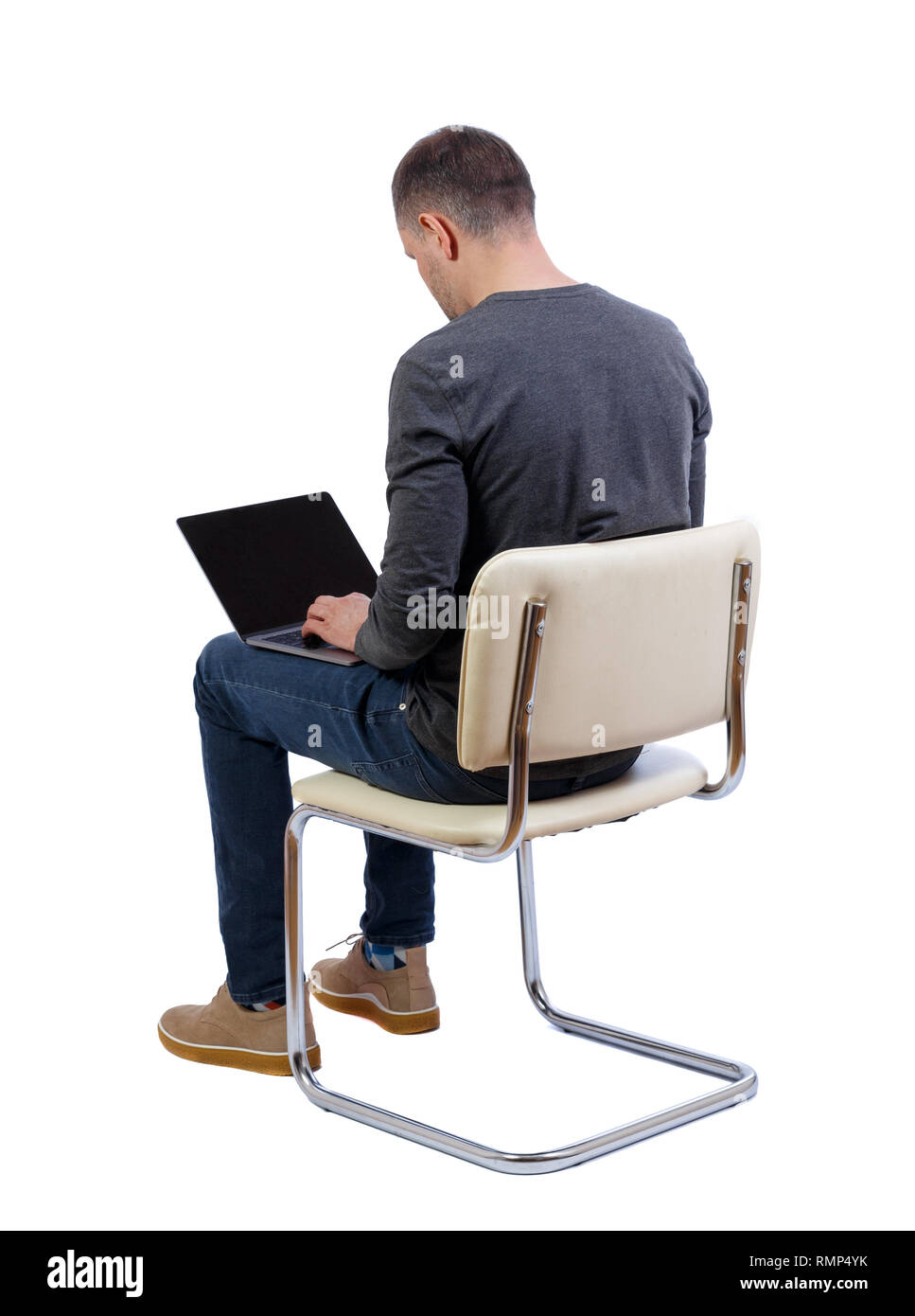 Vue arrière d'un homme qui est assis sur une chaise avec un ordinateur  portable. Vue arrière Vue arrière. collection les gens de personne. Plus  isolé sur fond blanc. Un homme que je