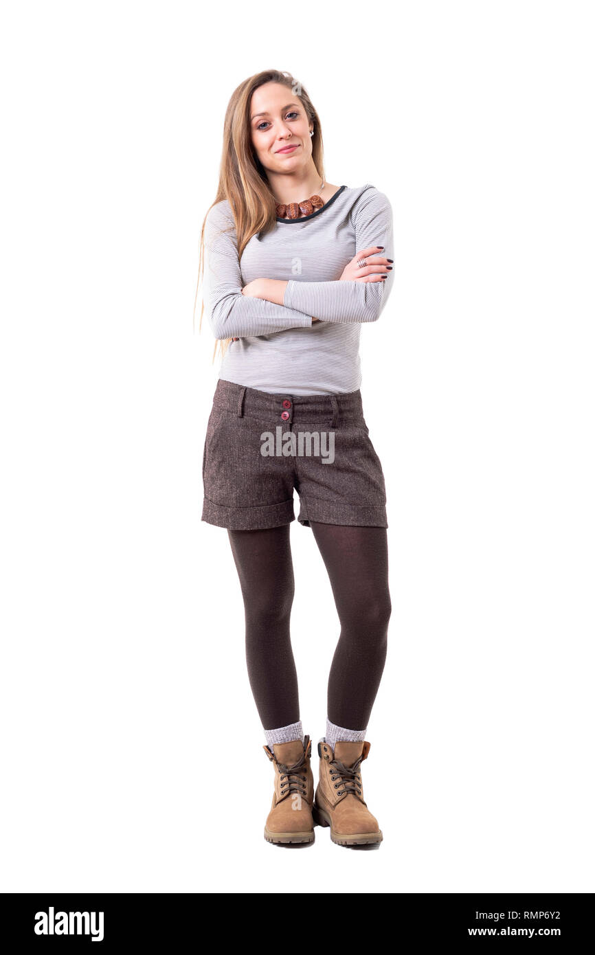 Jeune femme élégante expressif et souriant à la caméra au front plissé avec look. Corps plein isolé sur fond blanc. Banque D'Images