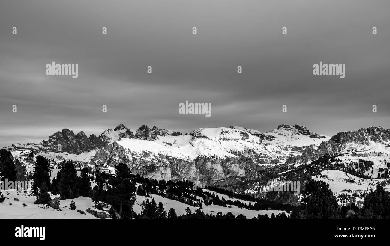 Nuages transportant de la neige dans les Alpes italiennes Banque D'Images