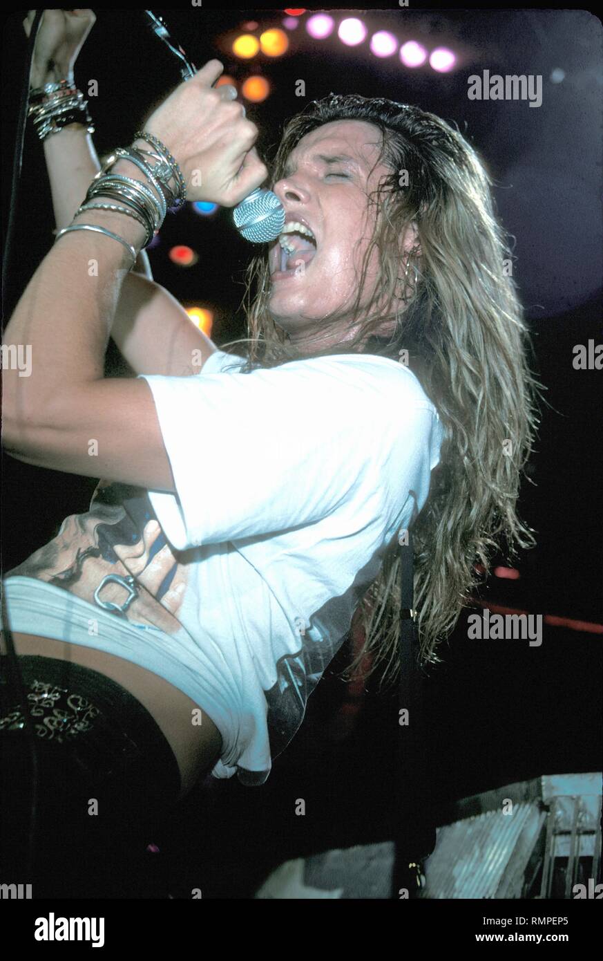 Chanteur Sebastian Bach du groupe Skid Row est montré sur scène pendant un concert en direct de l'apparence. Banque D'Images