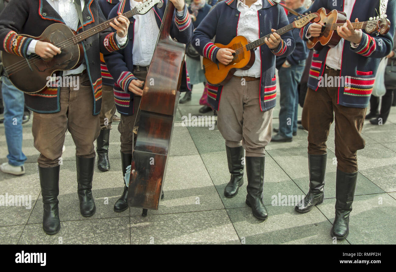 Le croate de Slavonie de musiciens en costumes traditionnels Banque D'Images