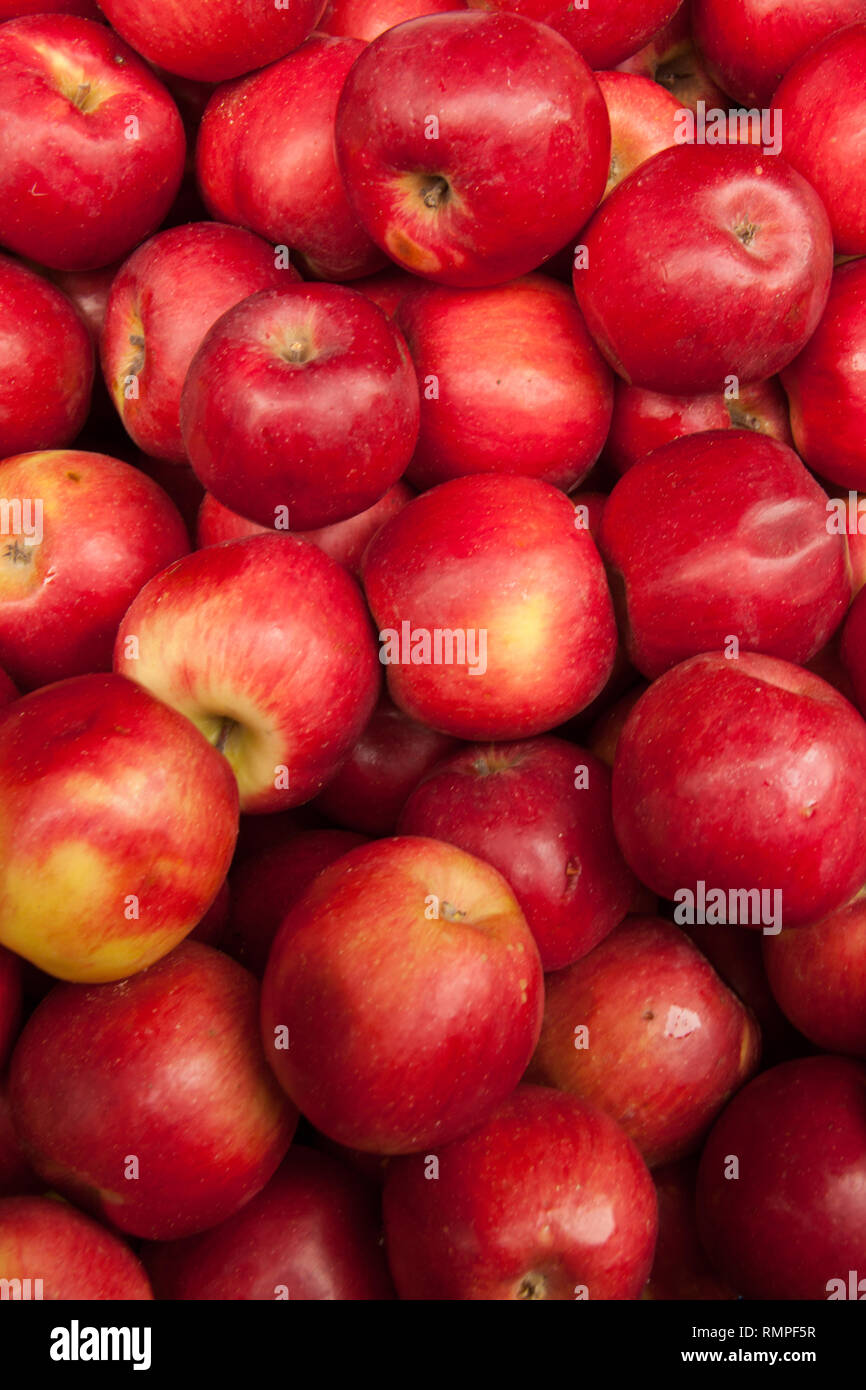 Les pommes rouges sur panier du marché Banque D'Images