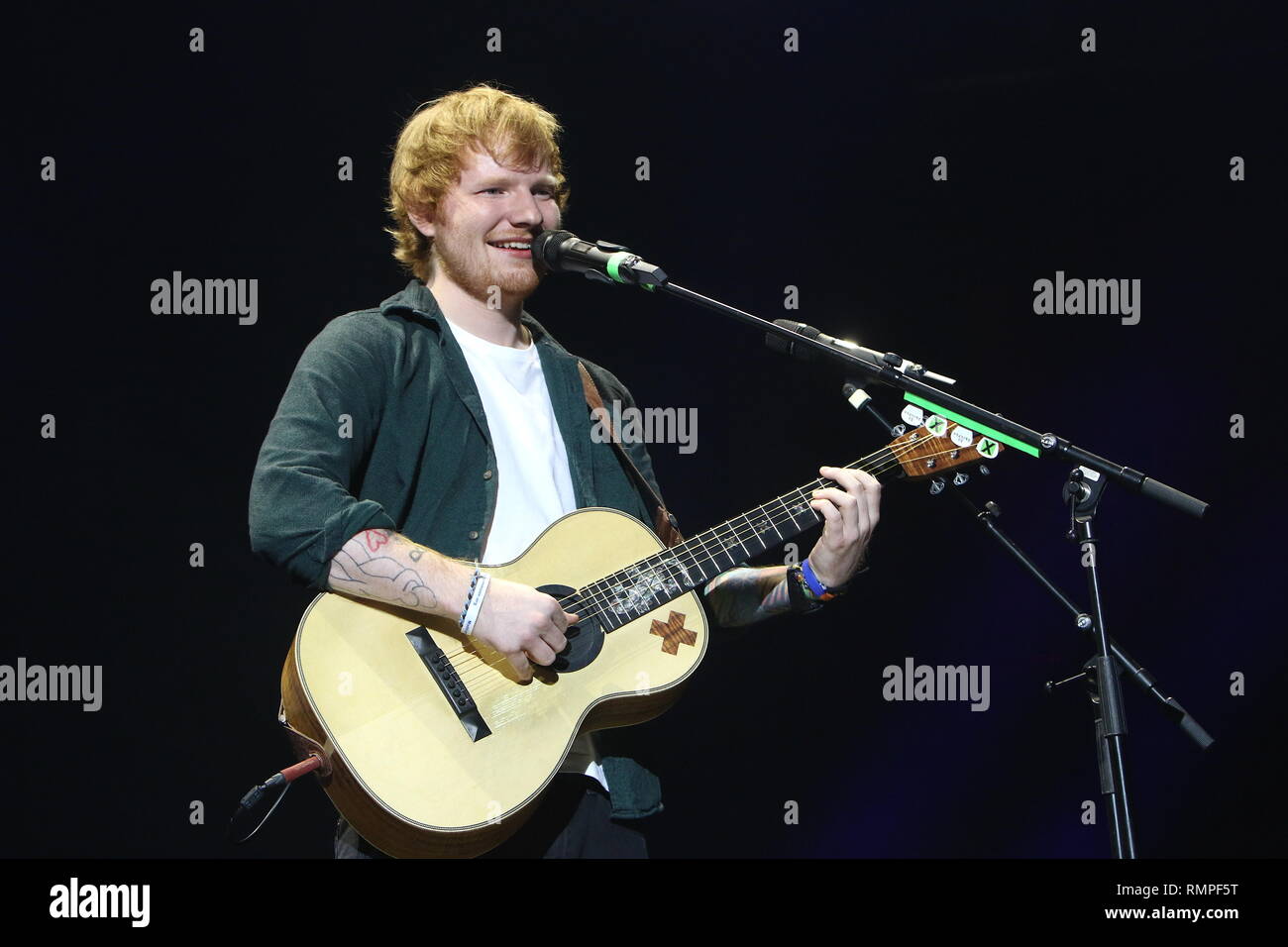Chanteur, auteur-compositeur et guitariste Ed Sheeran est montré sur scène pendant un concert en direct de l'apparence. Banque D'Images