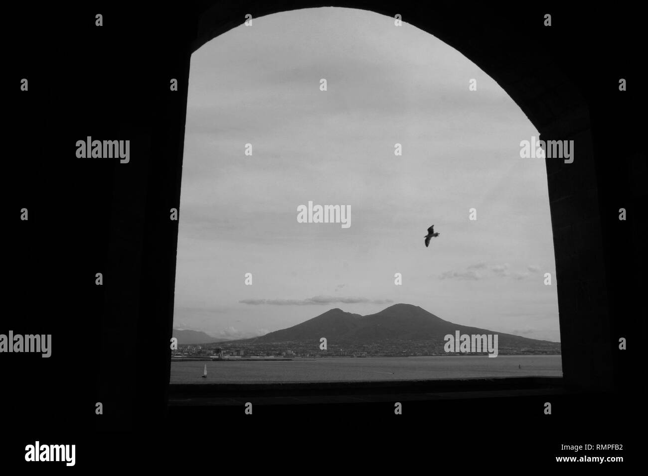 Le Mont Vésuve vu depuis une fenêtre de "Castel dell'Ovo' Banque D'Images