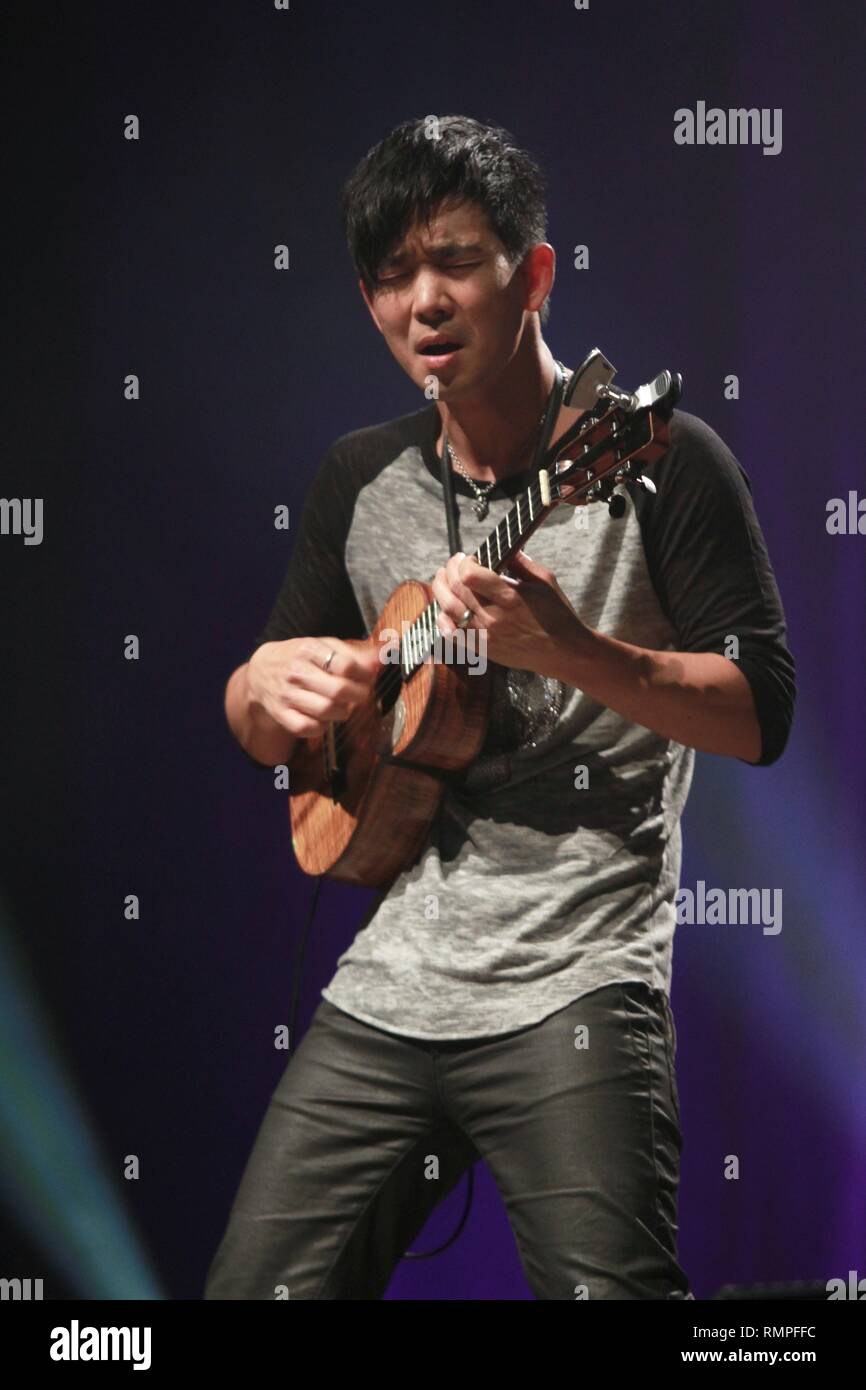 Virtuose de l'ukulélé Jake Shimabukuro, connu pour son excellent travail de doigt et incroyable jeux, c'est illustré sur scène pendant un concert en direct de l'apparence. Banque D'Images