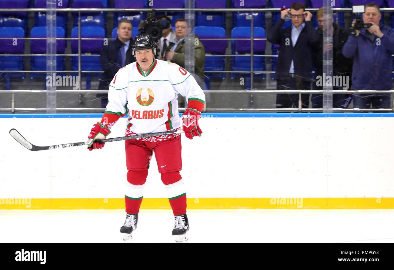 Sochi, Russie. Feb 15, 2019. Le Président biélorusse Alexandre Loukachenko, centre, au cours d'un match de hockey sur glace avec le président russe Vladimir Poutine, # 11, à l'Arène Shaiba, 15 février 2019 à Sotchi, Russie. Credit : Planetpix/Alamy Live News Banque D'Images