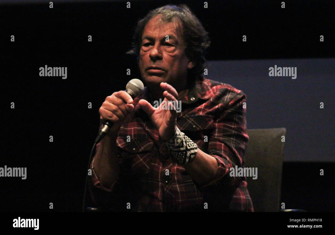 Sao Paulo, Brésil. Feb 15, 2019. Instituto Moreira Sales, MAE-USP et Mémorial de la résistance a fait la promotion d'un séminaire sur les questions autochtones dans la ville de São Paulo ce vendredi. Sur la photo, Ailton Krenak Lacerda Alves. Ailton Krenak, né dans l'état de Minas Gerais, au milieu région Rio Doce, est un chef autochtone, écrivain et écologiste. Krenak acquise au cours de la répercussion nationale assemblée nationale constituante de 1987. À l'époque, il peint son visage d'encre noire de genipapo et s'est adressé à la Chambre des Députés, en faisant valoir les droits des populations p Crédit : Foto Arena LTDA/Alam Banque D'Images
